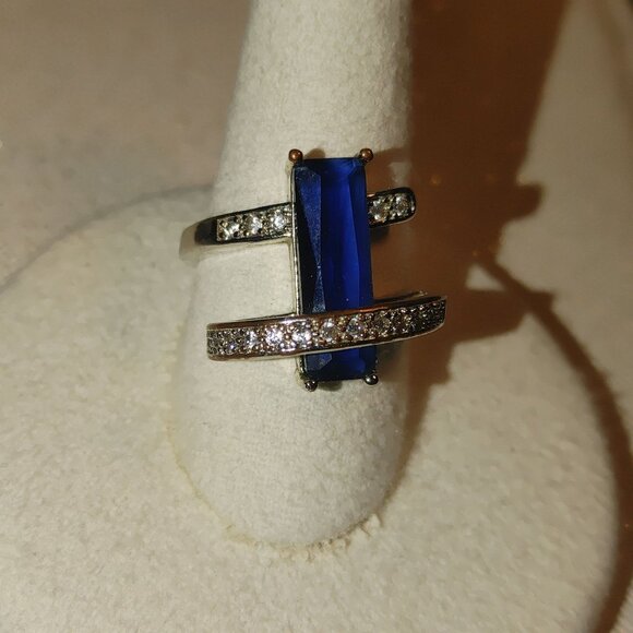 Ring Size 9 Art Deco Blue Rectangular Gemstone Clear Crystal Accents Silver Tone - Picture 13 of 13
